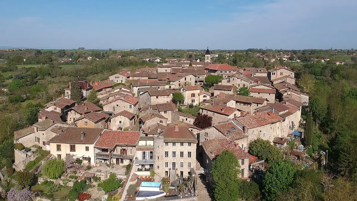 Vue aérienne de la cité médiévale de Pérouges, dans l'Ain, avec ses toits de tuiles