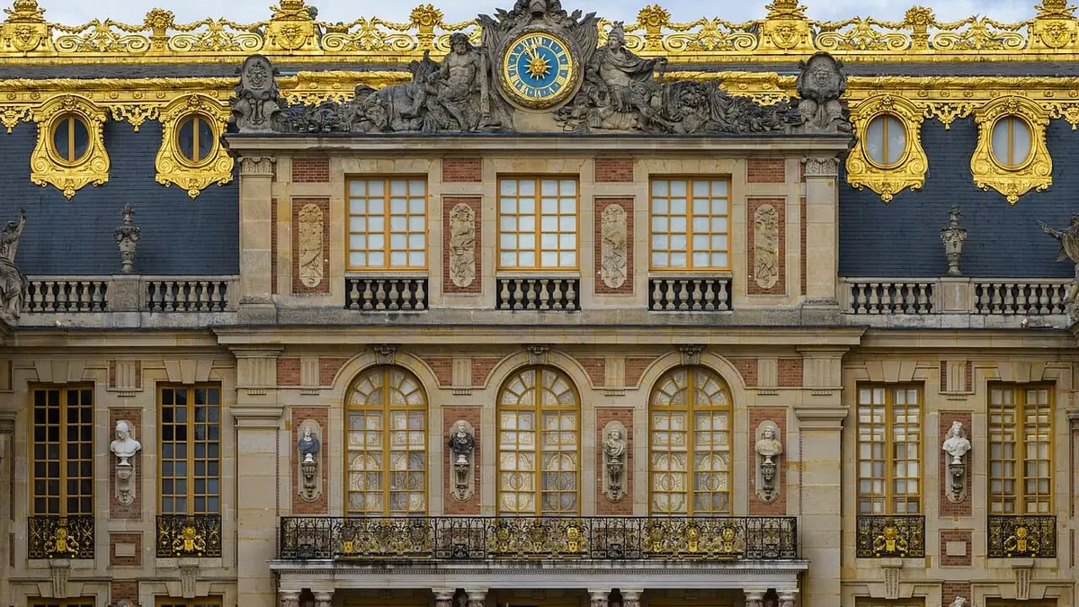 Façade du château de Versailles, côté cour de Marbre, avec son horloge et ses dorures
