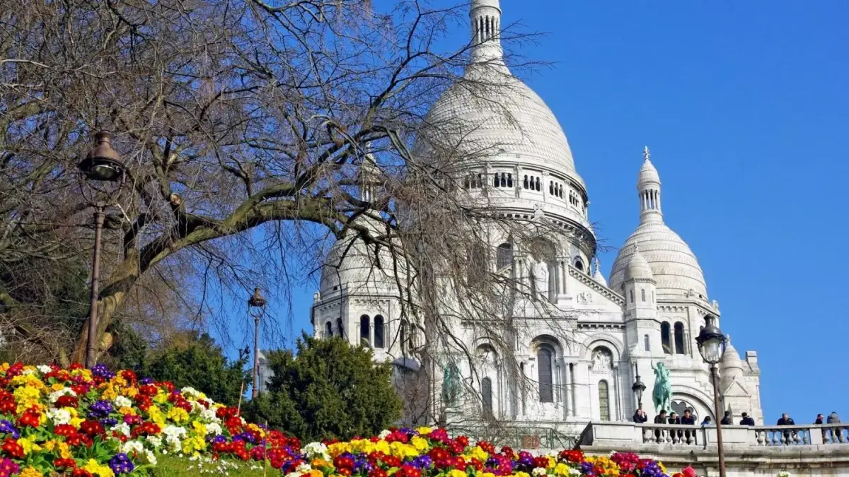 Le Sacré-Cœur de Montmartre au-dessus d'un massif de fleurs