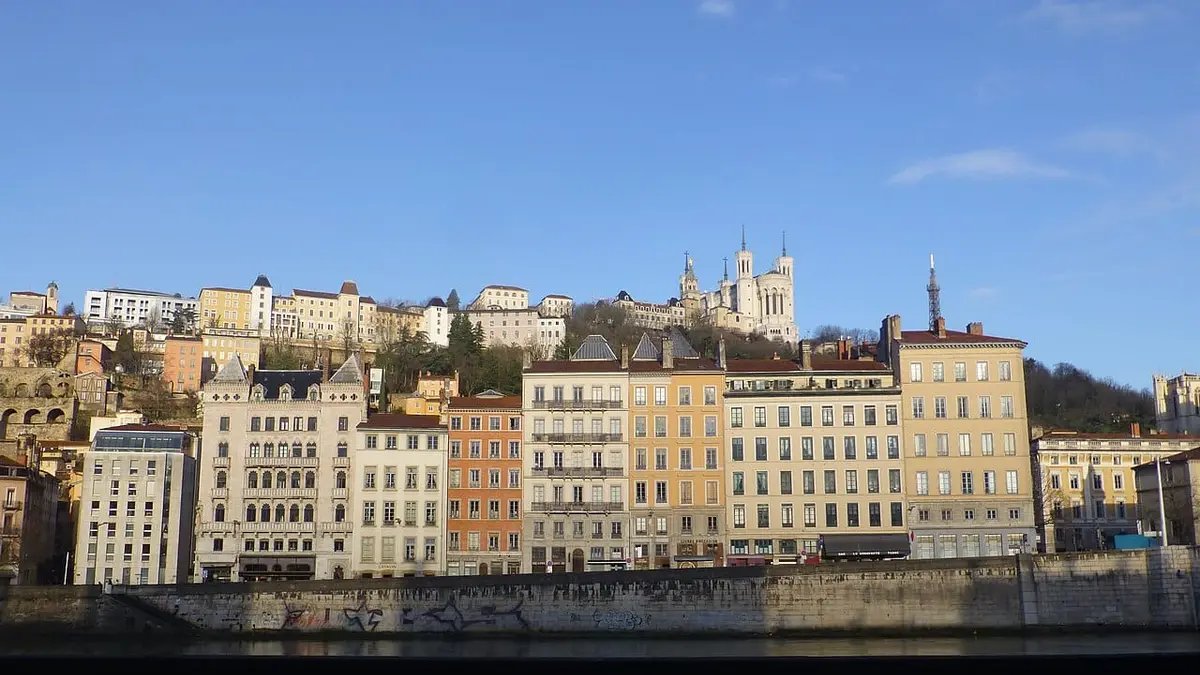 Les façades du Vieux Lyon au bord de la Saône, avec la basilique de Fourvière sur la colline