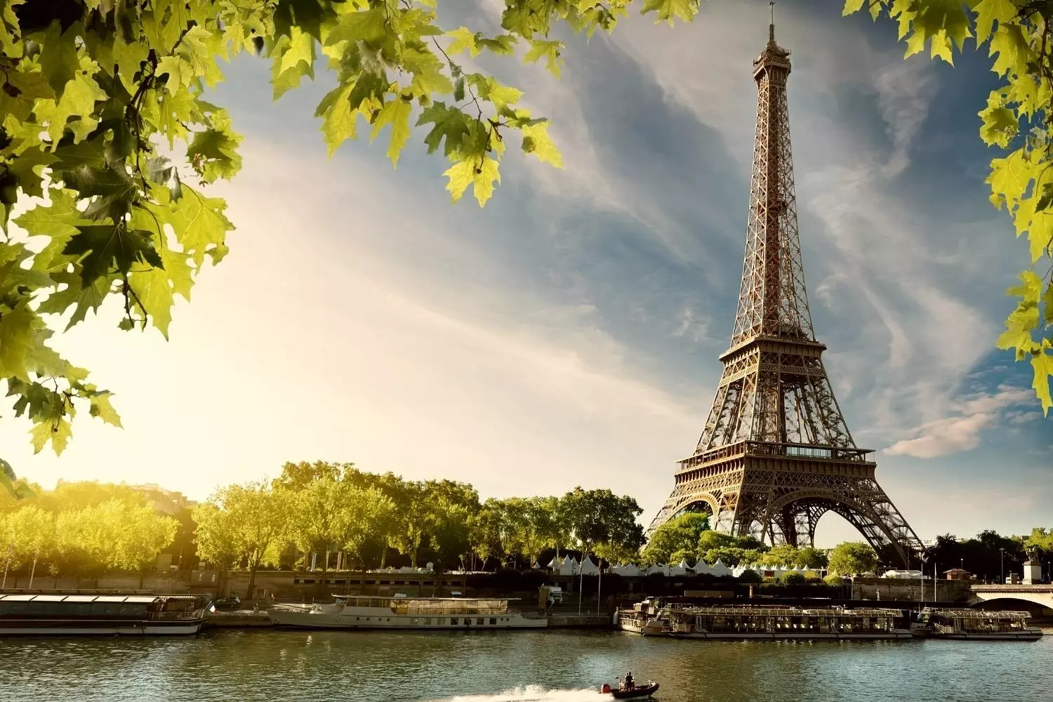 La tour Eiffel vue des bords de Seine